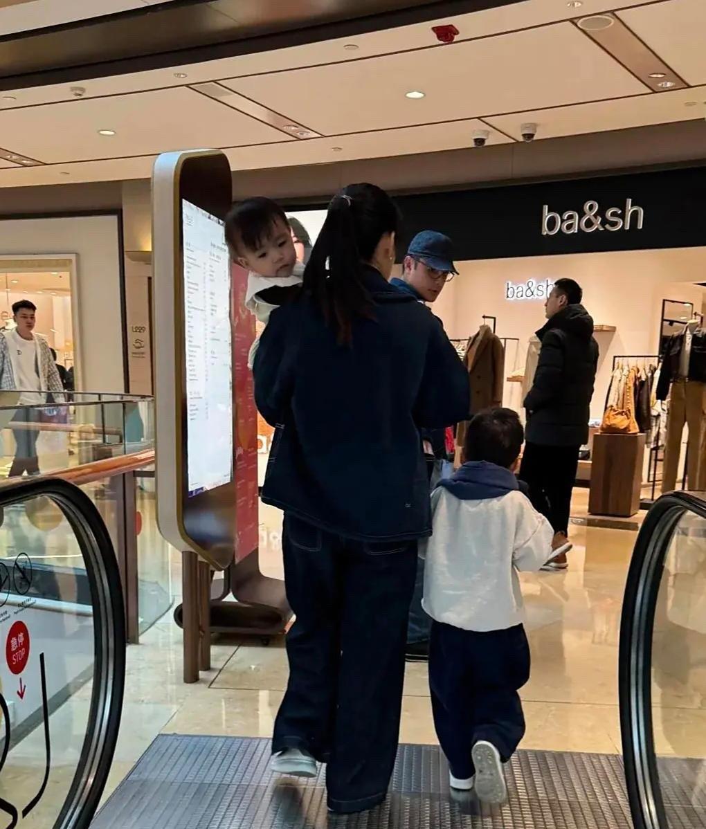明道和家人现身上海街头，2岁女儿坐在婴儿车上，王婷萱身材真好！明道的穿衣打扮低调