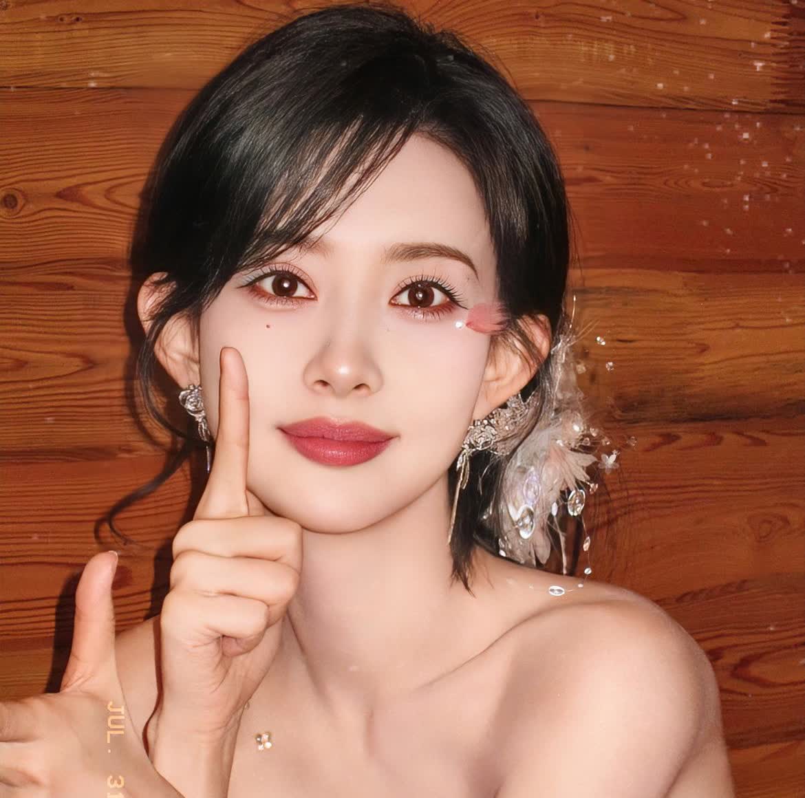 现在全网最惨的，

估计得是孟子义了吧。

她怕是做梦都没想到，自己会被
