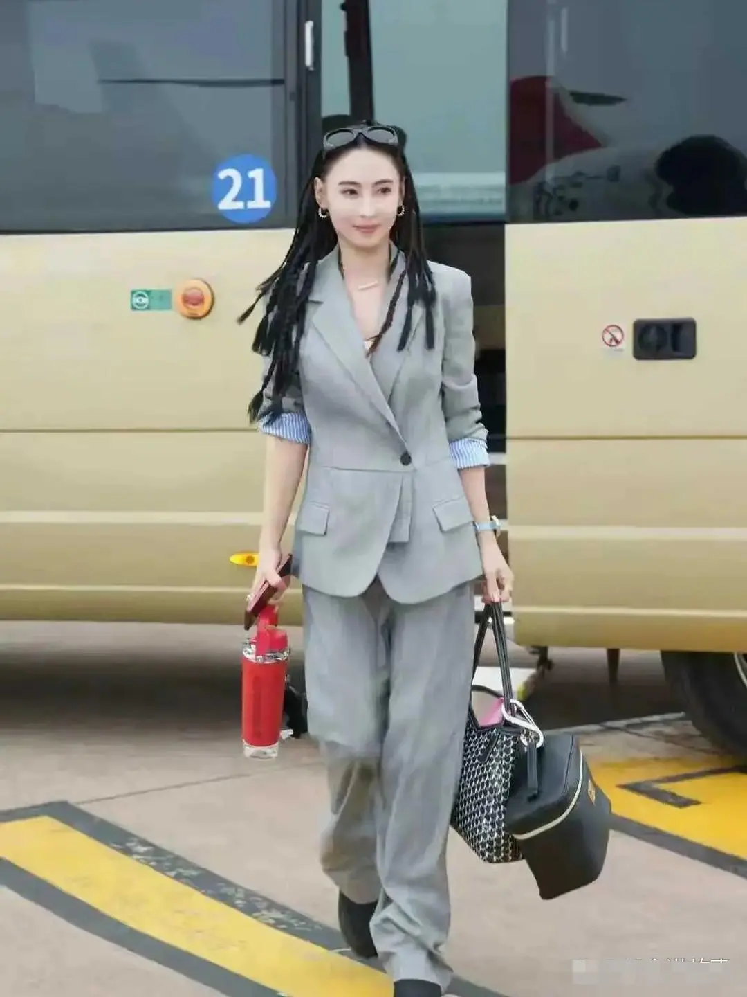 张柏芝穿灰色西装十分吸睛
她脸蛋精致 又美又飒 完全不像生过孩子！