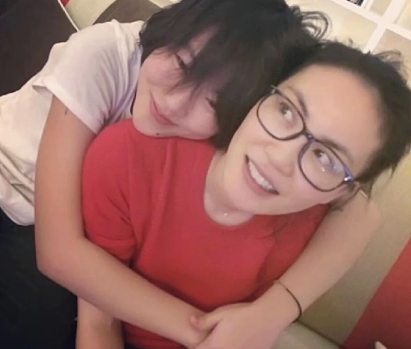 母女连心知母莫若女
王菲演唱刚结束，调皮的窦靖童秒发文挖嘞个亲娘，给予赞叹和惊喜