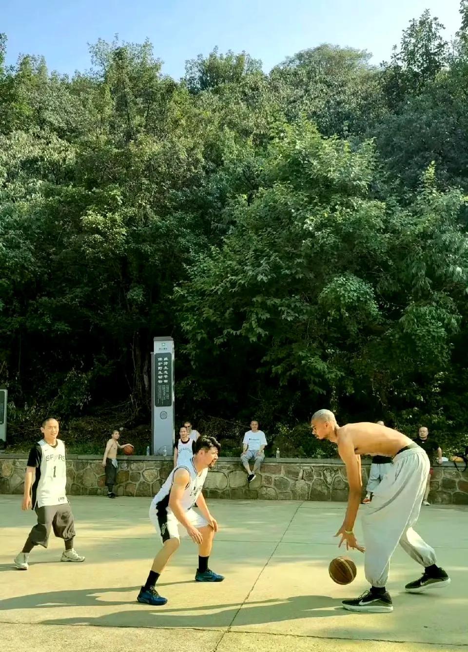建议归化！文班亚马是真像中国人啊！
文班亚马在少林寺修行期间也会抽空和师兄弟们一