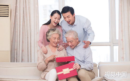 老公说一碗水端平，转头送我妈九块九假金镯，婆婆却戴五万足金