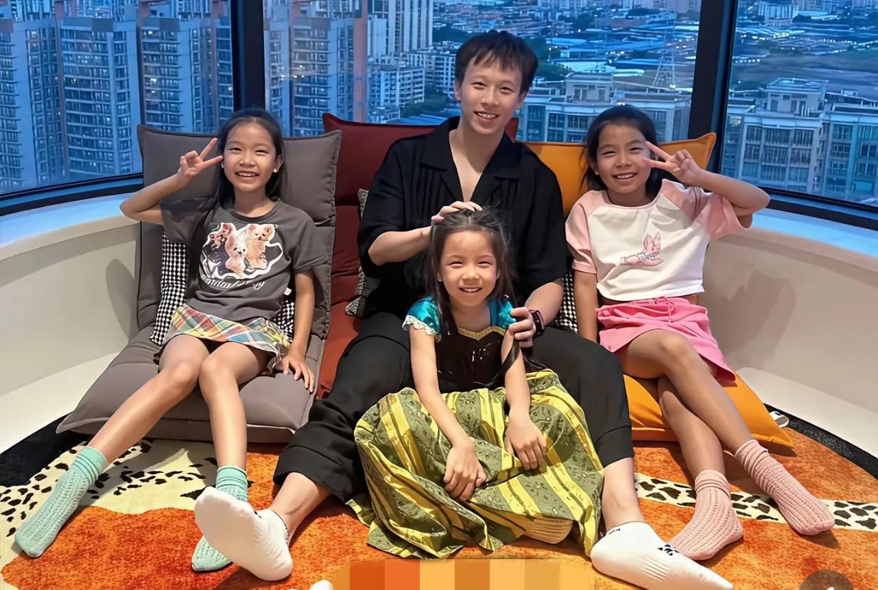 一看将来都是女儿奴了，林高远王楚钦都是看见小女孩那眼神不是带光就是柔的滴水。
可
