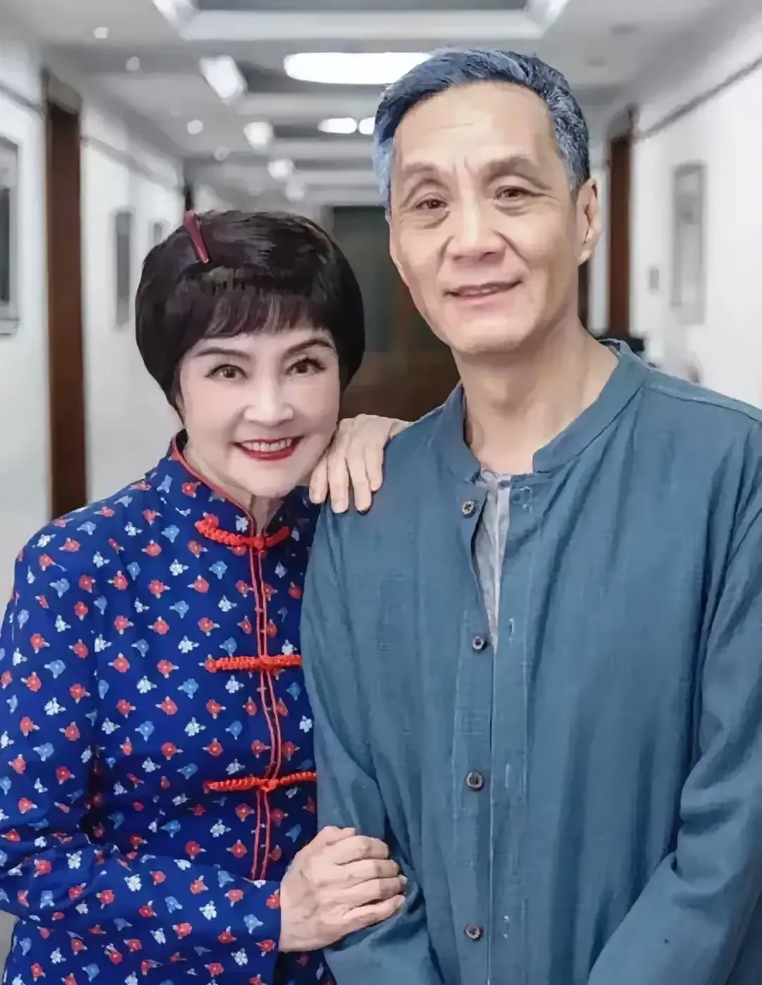 白发男子是谁的爱情故事











惊天大瓜！照片里的白发男人，你绝对