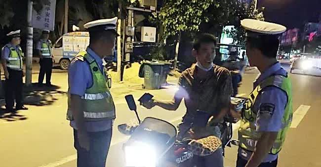 自己作死能怪谁！
广东梅州，醉酒男子驾驶摩托车回家途中，遇到交警查车，
情急