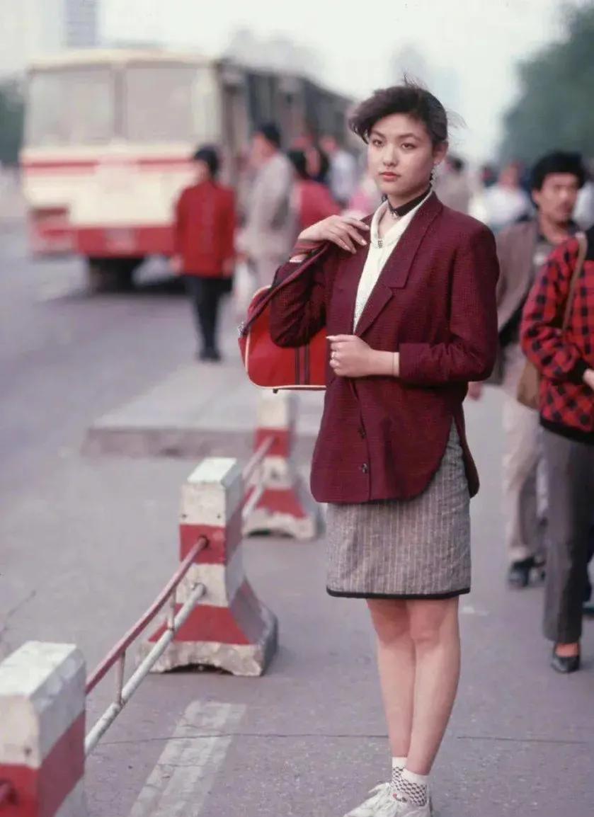 你敢相信，这是90年代初首都一个普通的上班族女孩！！
她一头卷发，一张干净略带忧