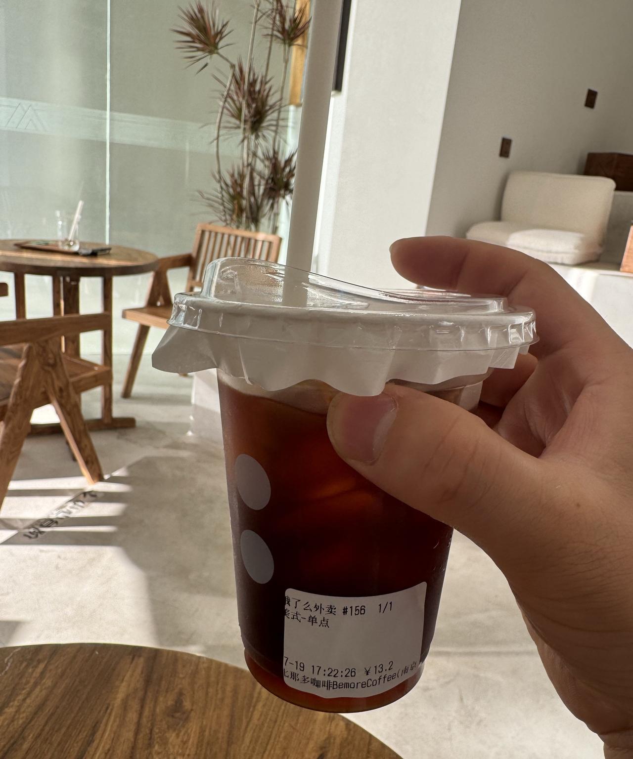 大洋百货新开的比那多咖啡！美式好苦啊！品尝下，浅浅的尝一下啊！
大家喜欢喝美式吗