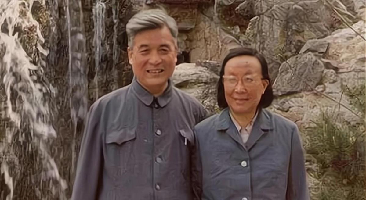 整整28年，在那个网络通讯并不发达的年代，许鹿希独自一人操持家里家外等待着邓稼先