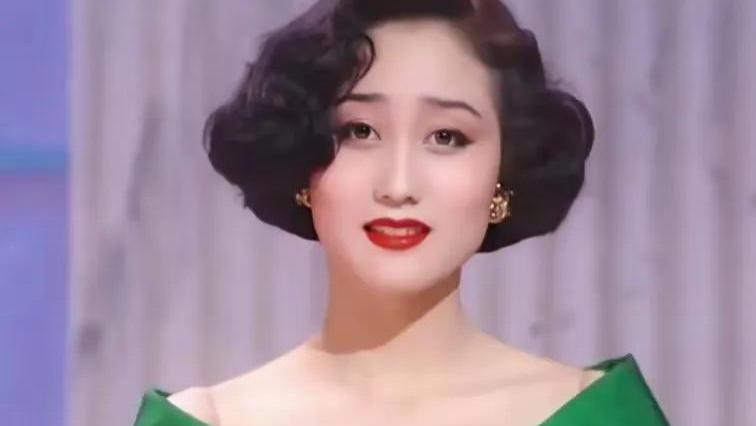 李连杰岳父罕露面神似利智！90岁喝酒吃大餐精神好，当过演员68年