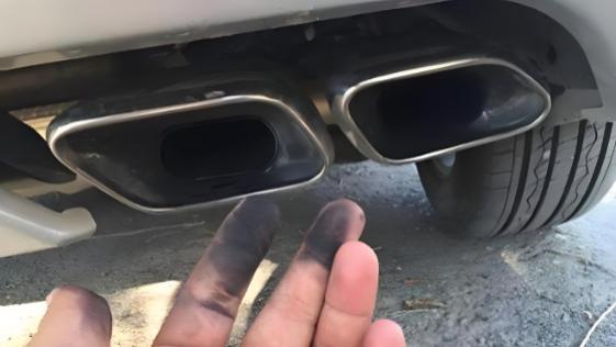 摸一下排气管发黑，就说发动机积碳了靠谱吗？真有这么神？