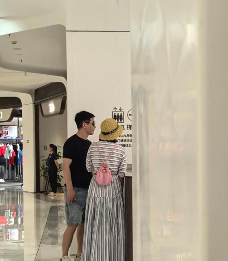郭晓东和老婆程莉莎在武汉牵手逛商场，他都50岁了，看起来还是很帅气，打扮有型，身