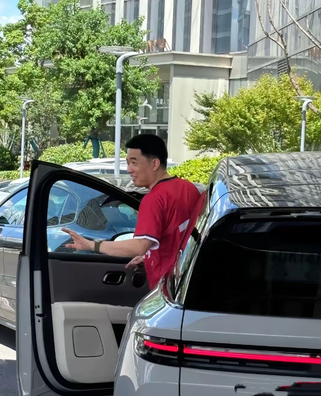 李想去看球时不是开法拉利，而是开自家的i8。
这是理想投入巨资打造的纯电SUV，