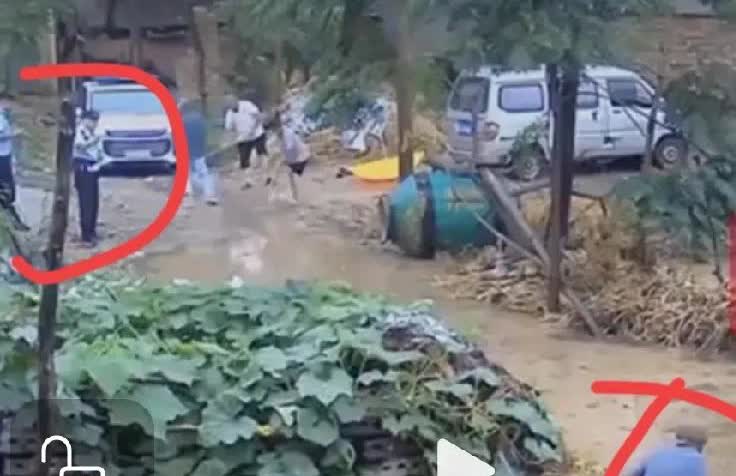 揪心！八旬老人积水里挣扎，民警旁观未扶？周口警方已介入
 
一场积水，一段视