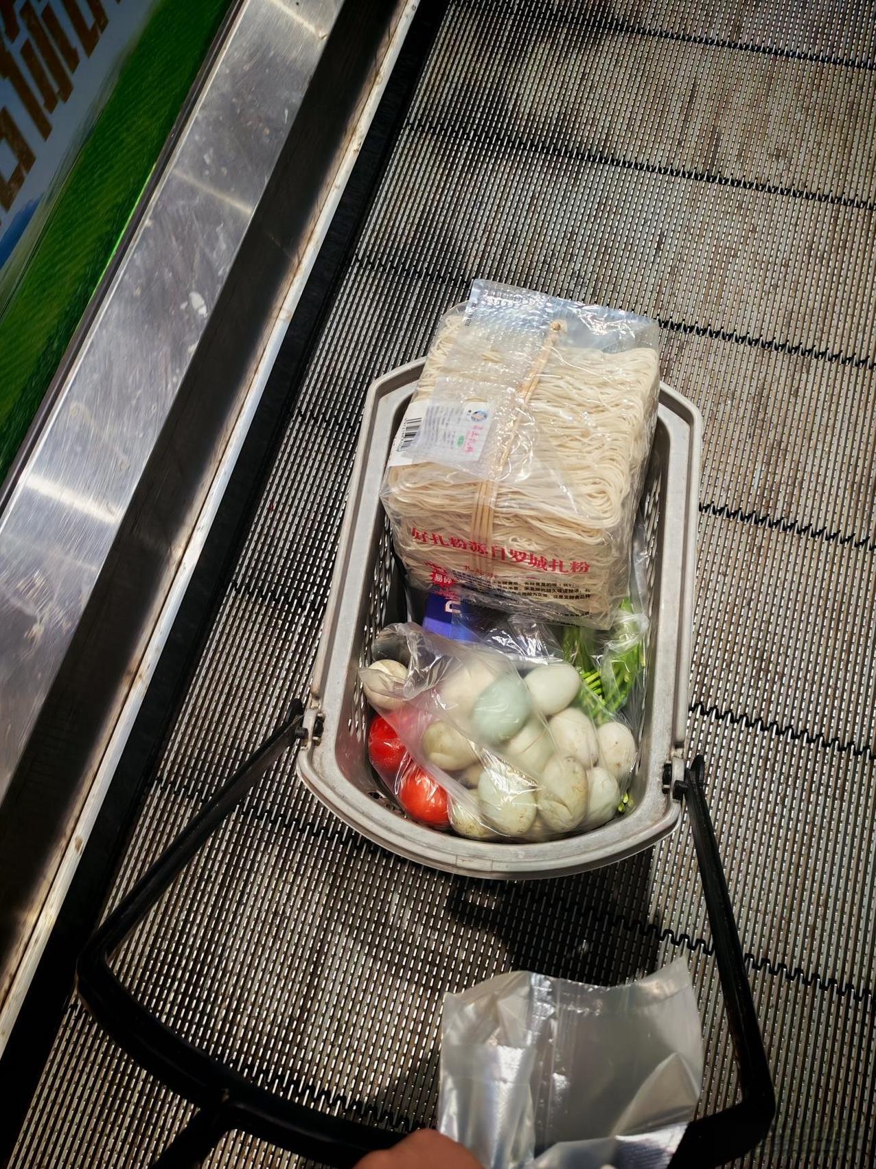 我居然才知道，超市的这种白色袋子居然也是要收费的，更扎心的是有时候我居然还套了两