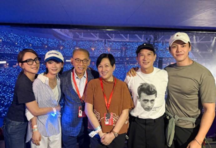 谢霆锋演唱会温情满溢，张柏芝俩儿子惊喜现身引关注
谢霆锋的演唱会热力持续攀升，迎