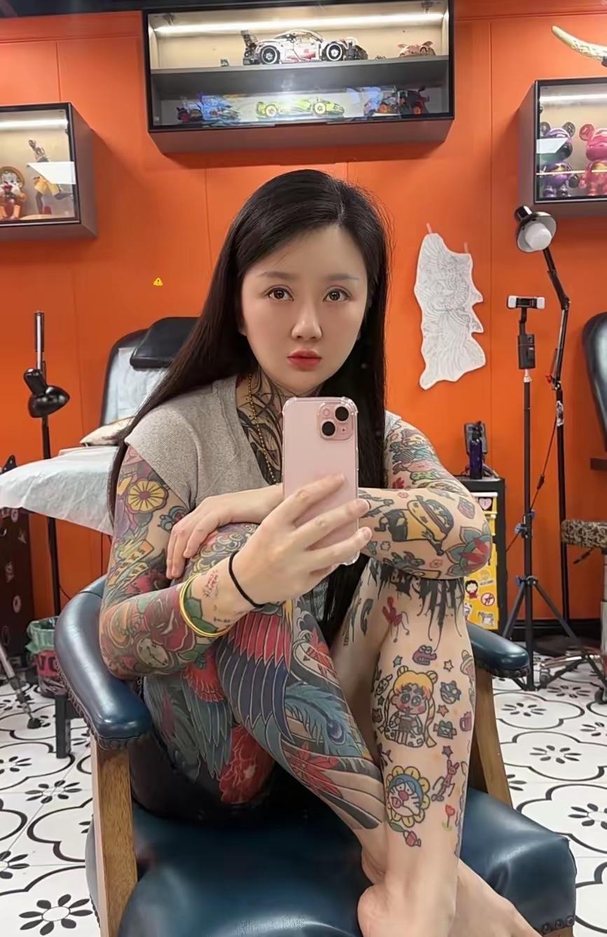 七夕节整个大的，全身纹身。
一位妈妈在大好节日气坏了，女儿给了她个大惊喜。母亲说