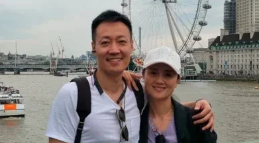 当年朱媛媛在非常静距离中被主持人问道：“媛媛，你跟辛柏青在恋爱期间有没有因为吵架