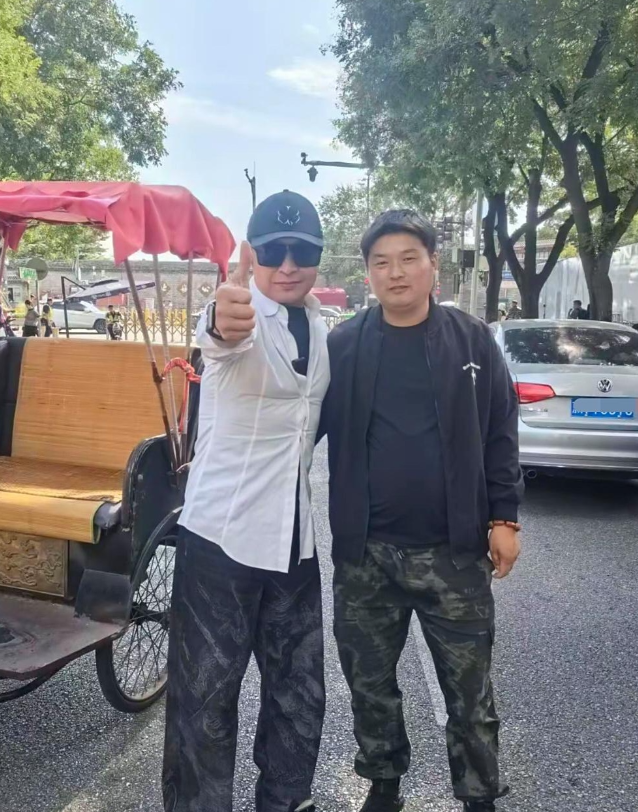 63岁马景涛在杭州街头被偶遇，他现在看起来有点奇怪，穿衣打扮一言难尽，不过身材保