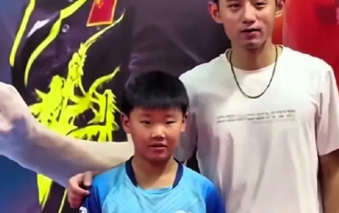 张继科给小胖发信息！用时最快获得大满贯称号的张继科给樊振东发信息，大意是这样的，