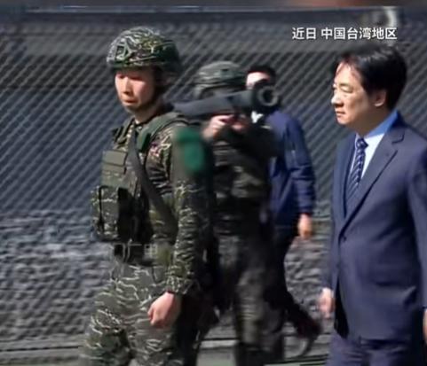 近日，赖清德在台北松山机场宣布为台军全面加薪。他的发型再次引发全网吐槽，或怒斥他