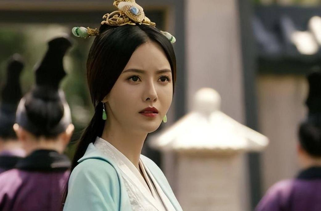 古时，有一个年轻的小伙子，贪图邻家小媳妇的美色。只要小媳妇出门，他总是偷偷地尾随