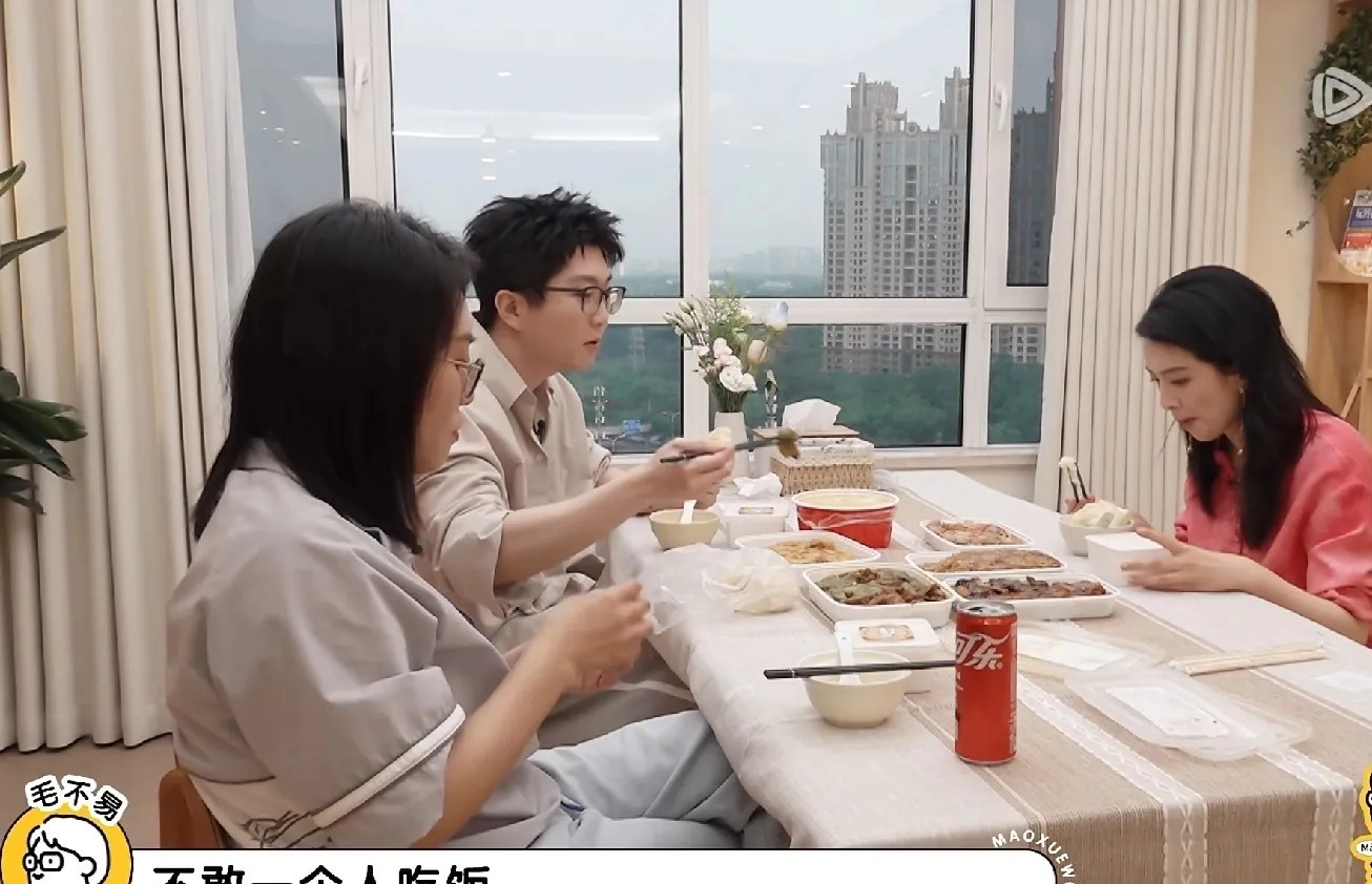 毛不易问陈昊宇：“我听说你以前不敢一个人吃饭？”陈昊宇：“不敢。”李雪琴：“为啥