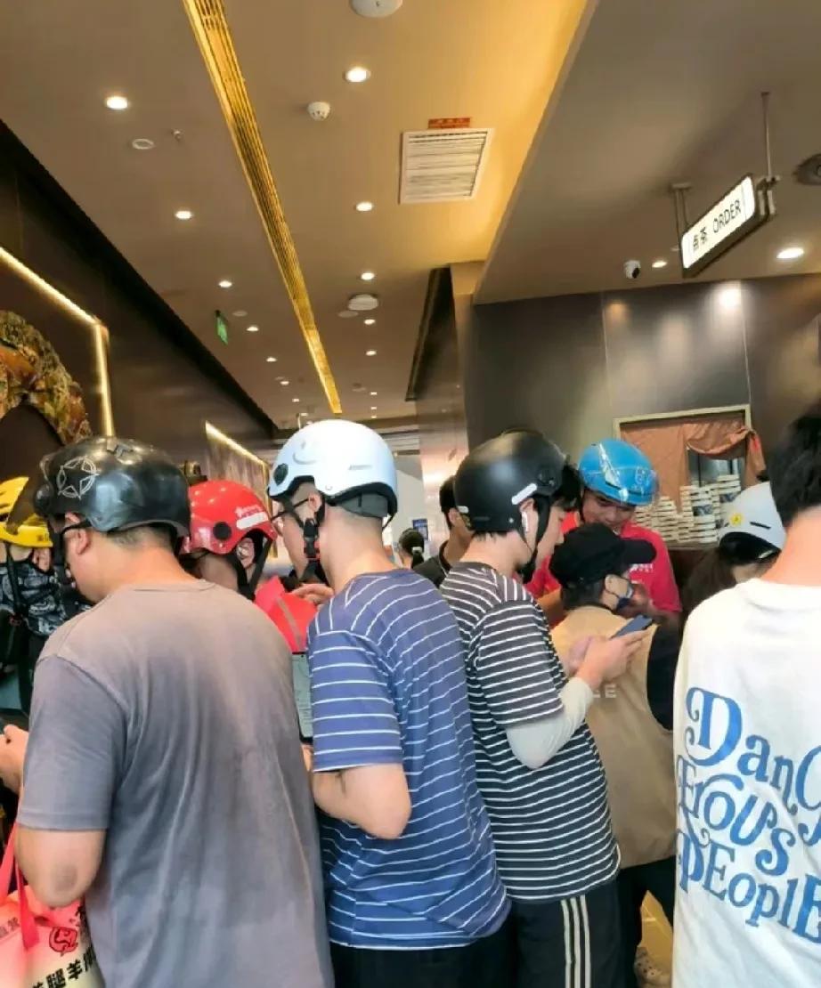 表姐在霸王茶姬上班，今天都快要累哭了。
店里来的不是客人，而是挤满了催促出餐的外