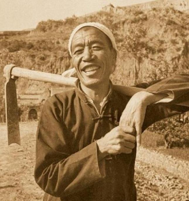 1980年，农民陈永贵主动辞去国务院副总理的职位，而当陈永贵向华老辞别时，忍不住