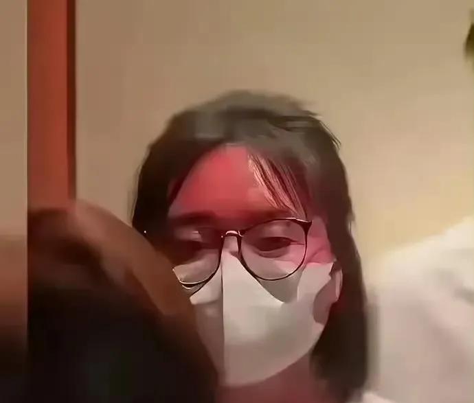 难怪李雪琴，在娱乐圈混了这么久，赚了这么多钱还是这么悲观。
话说这真的是喝醉了吗
