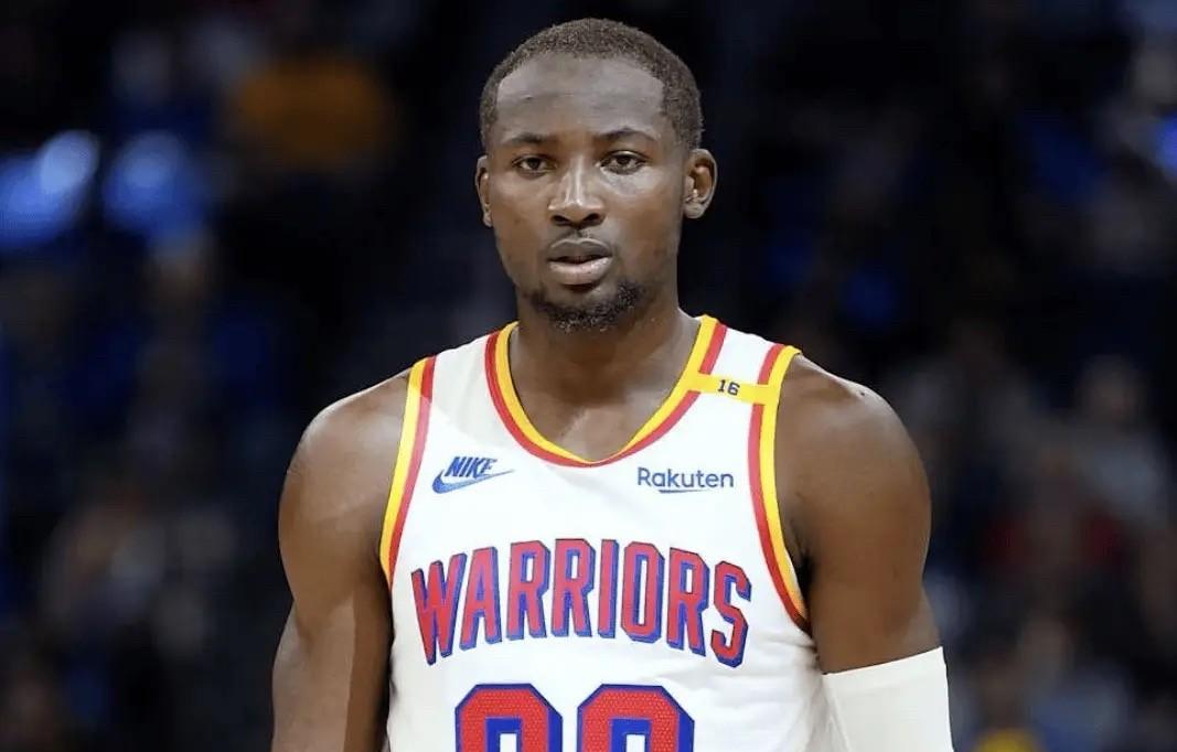 #NBA勇士# 库明加拖到现在还不签合同，其实就是鱼死网破的事，比的就是对谁更不