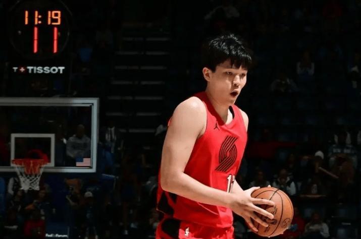 杨瀚森终于迎来了自己的首发，怎么说呢，毕竟两个内线不打，有这个机会也很正常，上场