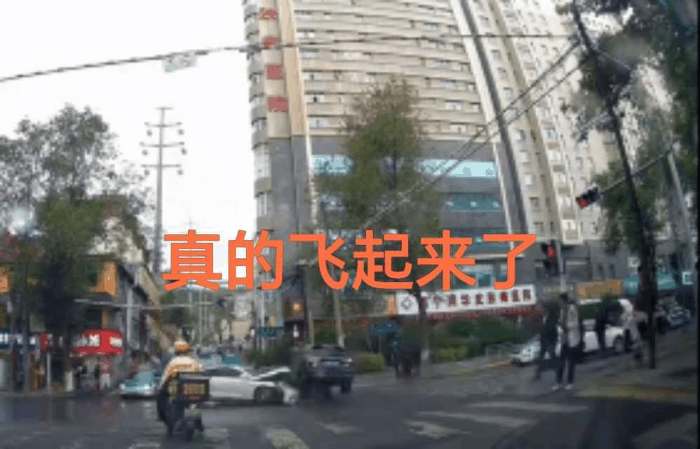四个圈就是牛逼，都能起飞了。
你们整天说着急你飞过去，这不就飞起来了嘛？不过，那