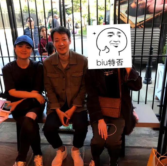 朱媛媛与老公辛柏青2020年在法国旅游的照片，他们两夫妻一直都很红，即使到了法国