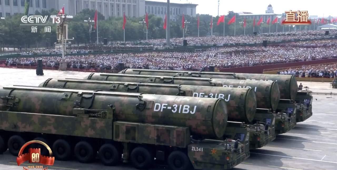 本次阅兵仪式，各大顶级武器装备的火热程度：
一、最火热
东风-61、东风-5C