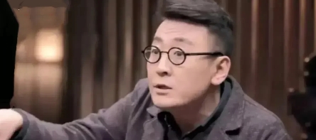 一次，窦文涛在医院守夜，看到家属逼着医生拔管子，医生说：“病人心跳还有30多下，