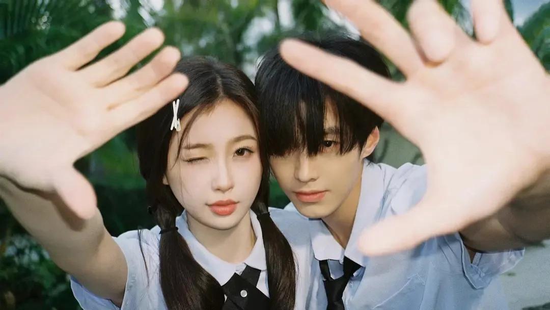 虞书欣新剧《双轨》开播，站内热度破8000，稳居播放榜第2名！9岁女主因父母离婚而被迫跟男主分别