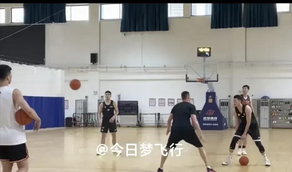 广东队要等到八月中旬才能集齐人马全员集训！
昨天在广州二沙岛，广东队参加训练的球