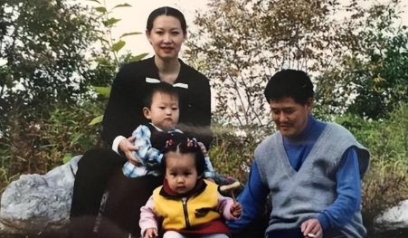 1991年，赵本山出名后，对身在农村的妻子葛淑珍说：我们离婚吧！葛淑珍说：“离婚