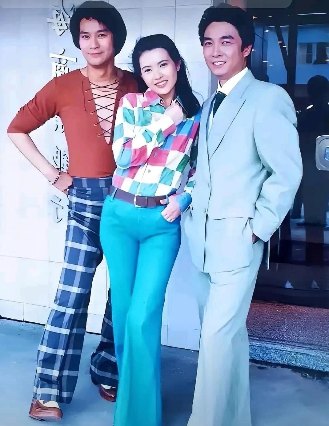 您能认出这张拍摄于上世纪90年代初照片中的三位香港明星是谁吗？要是都能认出来，那