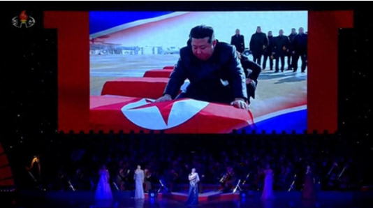 金正恩眼含热泪，他跪在阵亡朝鲜士兵棺材前，将双手放在棺材上