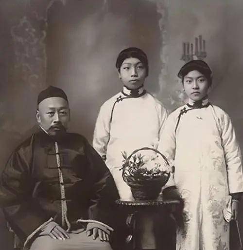 1919年，61岁的康有为娶了18岁的张光，几年后，康有为的身体就不行了。于是他