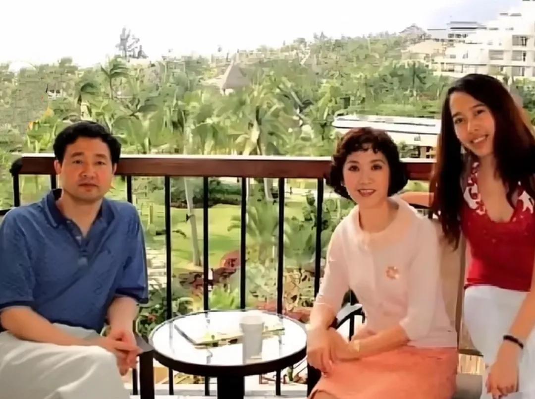 这是龚雪全家合照，相对于龚雪年轻时的颜值她女儿逊色太多。