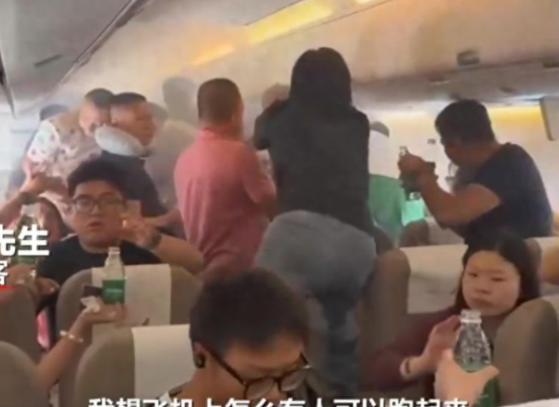 “要么团结，要么团灭！”6月13日，一飞机从舟山飞往揭阳，途中突然失火，瞬间机舱
