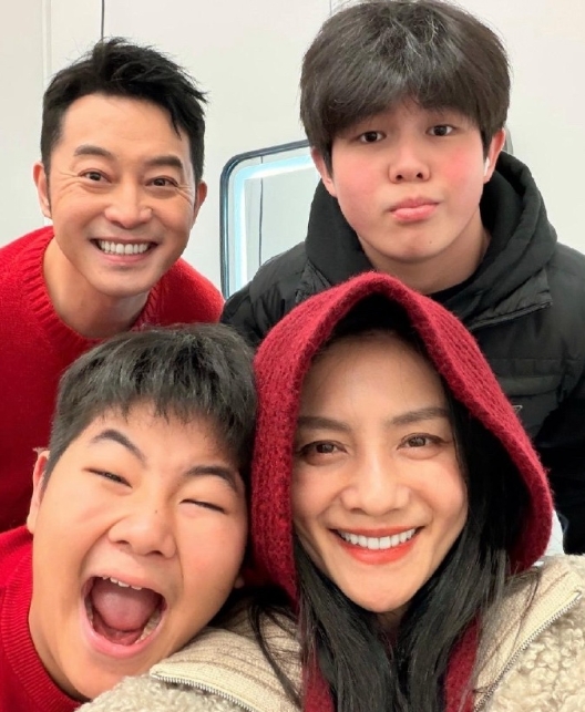 胡可晒一家四口新年照，小儿子小鱼儿完全有搞笑天份在身上，一点包袱也没有。别看小鱼