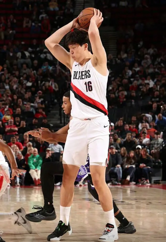 我预测杨瀚森的进攻效率接下来会有很大提升。
瘦脱相了都，感觉速度比夏联那时候都要