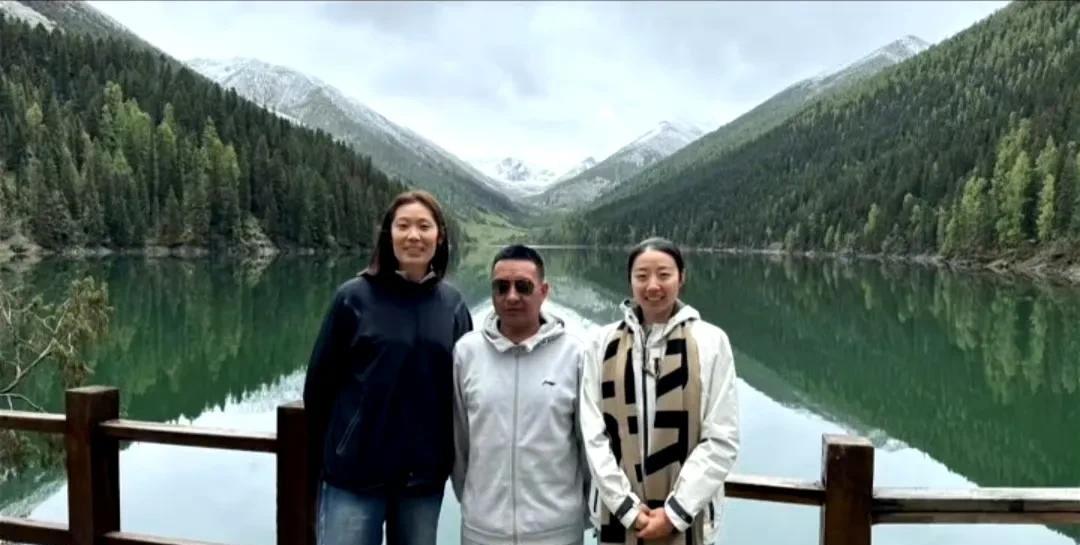 好姐妹一起出去旅行了，中间这位男人是游客，是在旅行的过程中偶遇到了朱婷和姚迪，并