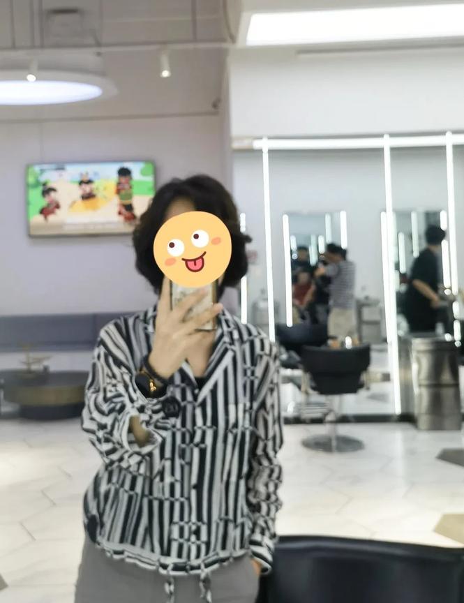 总想着，烫个头发能变美，可实际上，可能更丑[大笑]明早开会，咋办？