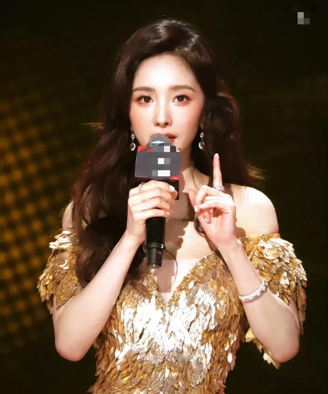 #张予曦站姐拍的杨幂# 张予曦站姐拍摄的杨幂，繁星与月光，旋成鎏金色的裙褶。大幂