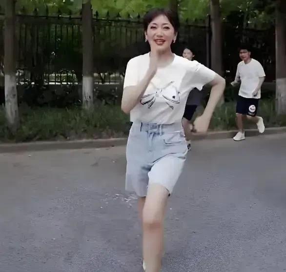 72岁赵雅芝带着儿子跑马拉松五公里，状态超过年轻人，活力四射不愧是不老女神。
我