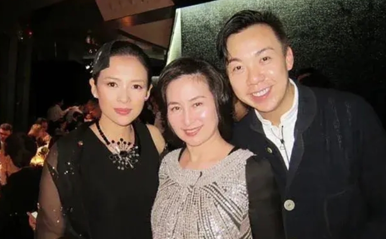 何超琼和章子怡的合照，两人都是事业成功的女人。
何超琼在商业领域拥有不小的成就，